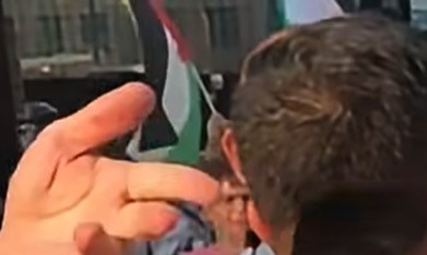 Andy Thayer (centro) al ser arrestado por la Policía de Chicago durante una protesta contra la guerra en Irán llevada a cabo frente a la Torre Trump de Chicago. (Facebook / Andy Thayer)