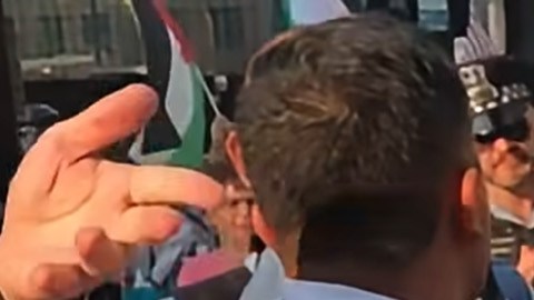 Andy Thayer (centro) al ser arrestado por la Policía de Chicago durante una protesta contra la guerra en Irán llevada a cabo frente a la Torre Trump de Chicago. (Facebook / Andy Thayer)