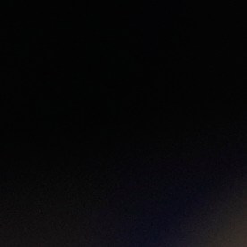 Un fan sostiene una réplica de la Copa del Mundo de la FIFA durante un partido del Mundial 2026.