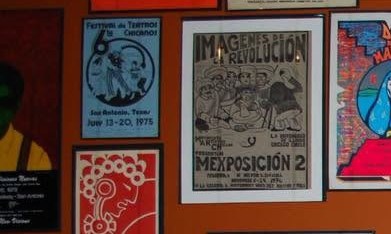 El Dr. Gilberto Cárdenas (izq.), Carmen Lomas Garza, Carlos Tortolero, Cesáreo Moreno y Malaquías Montoya durante la exhibición Galería Sin Fronteras en 2014, que destacó obras de arte chicano de la colección de Gilberto Cárdenas. (Facebook / National Museum of Mexican Arts)
