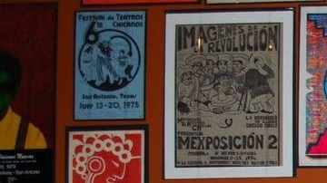 El Dr. Gilberto Cárdenas (izq.), Carmen Lomas Garza, Carlos Tortolero, Cesáreo Moreno y Malaquías Montoya durante la exhibición Galería Sin Fronteras en 2014, que destacó obras de arte chicano de la colección de Gilberto Cárdenas. (Facebook / National Museum of Mexican Arts)