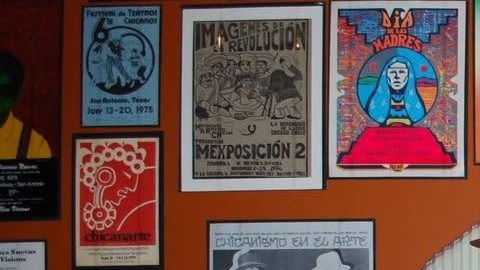 El Dr. Gilberto Cárdenas (izq.), Carmen Lomas Garza, Carlos Tortolero, Cesáreo Moreno y Malaquías Montoya durante la exhibición Galería Sin Fronteras en 2014, que destacó obras de arte chicano de la colección de Gilberto Cárdenas. (Facebook / National Museum of Mexican Arts)