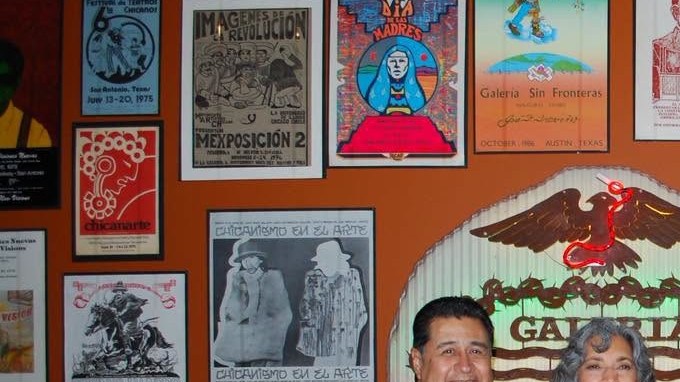 El Dr. Gilberto Cárdenas (izq.), Carmen Lomas Garza, Carlos Tortolero, Cesáreo Moreno y Malaquías Montoya durante la exhibición Galería Sin Fronteras en 2014, que destacó obras de arte chicano de la colección de Gilberto Cárdenas. (Facebook / National Museum of Mexican Arts)