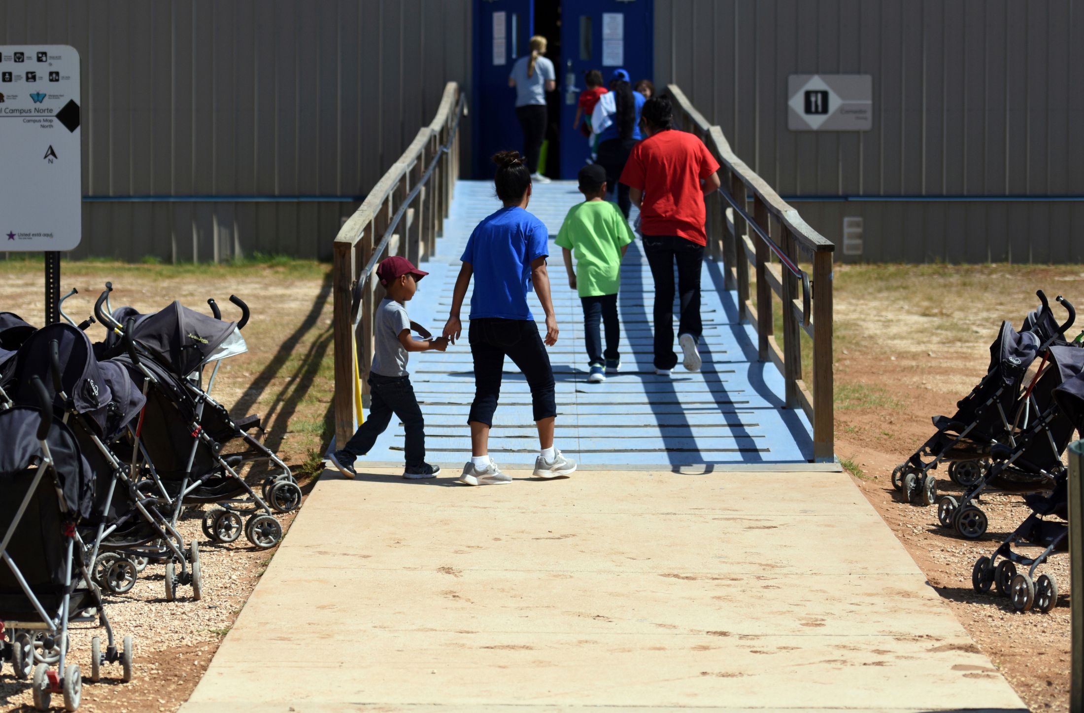 Miles de niños inmigrantes podrían enfrentar solos las cortes tras recorte a abogados