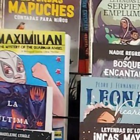 Pequeña lectora con las obras que ¡Viva! Los Libros pone a disponibilidad de las escuelas y familias latina de Chicago y el país. (Cortesía ¡Viva! Los Libros)