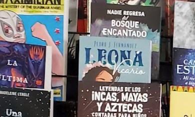 Pequeña lectora con las obras que ¡Viva! Los Libros pone a disponibilidad de las escuelas y familias latina de Chicago y el país. (Cortesía ¡Viva! Los Libros)