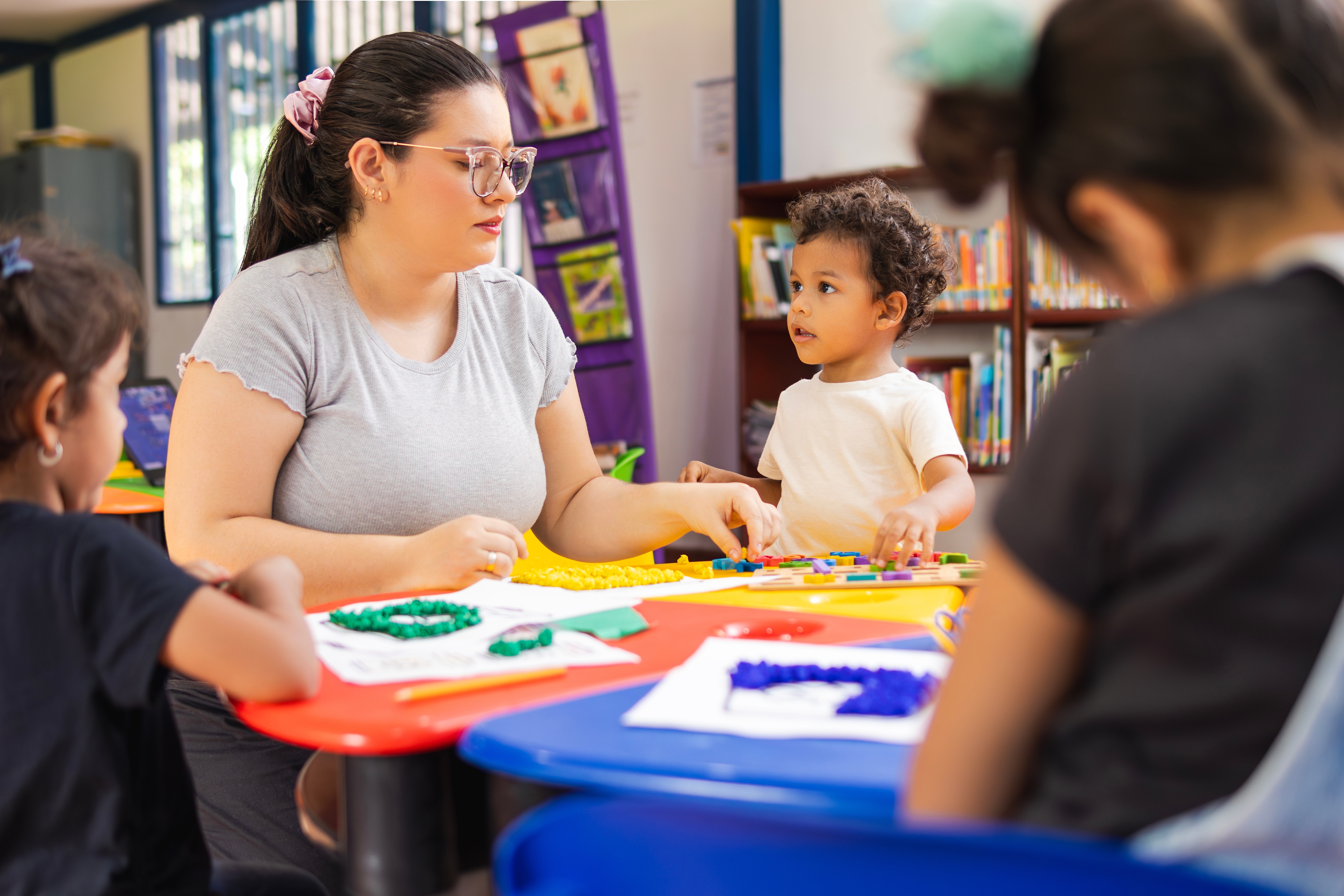 Lo que las familias latinas deben saber antes de votar en la elección de la Junta de Educación de Chicago