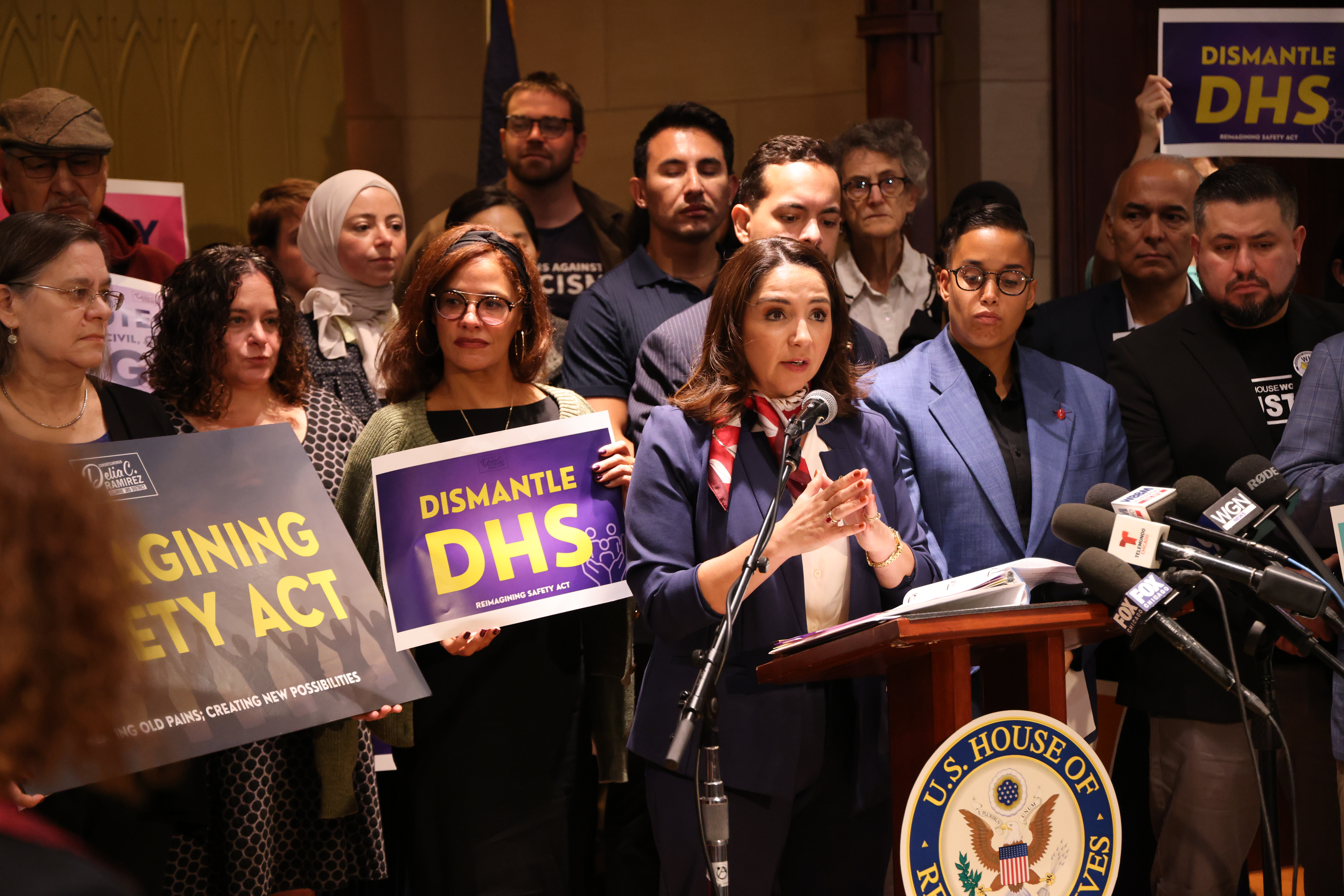 La congresista Delia Ramírez presenta un proyecto de ley para desmantelar el DHS y abolir ICE