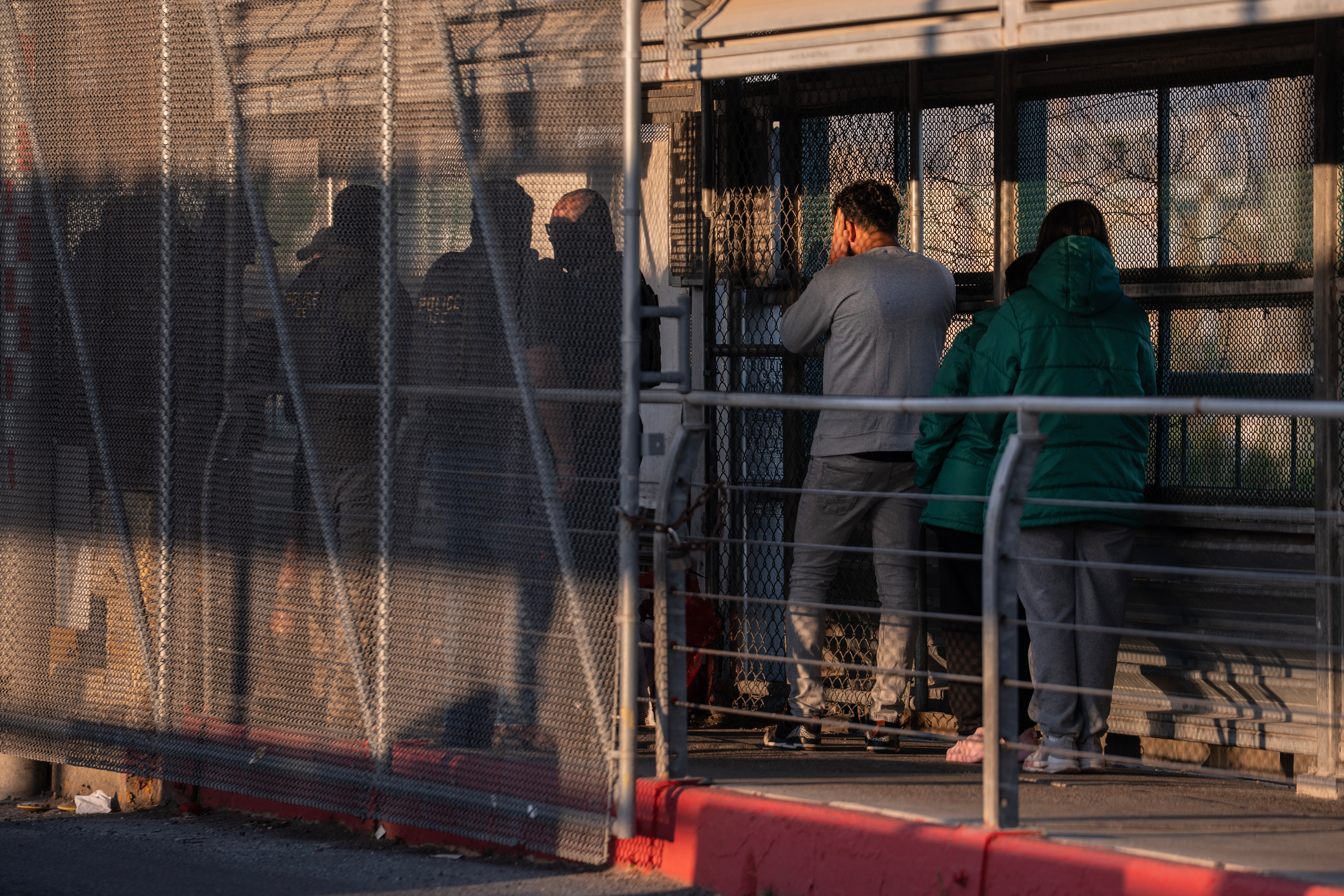 Corte Suprema de EEUU permite deportaciones rápidas a terceros países mientras evalúa política
