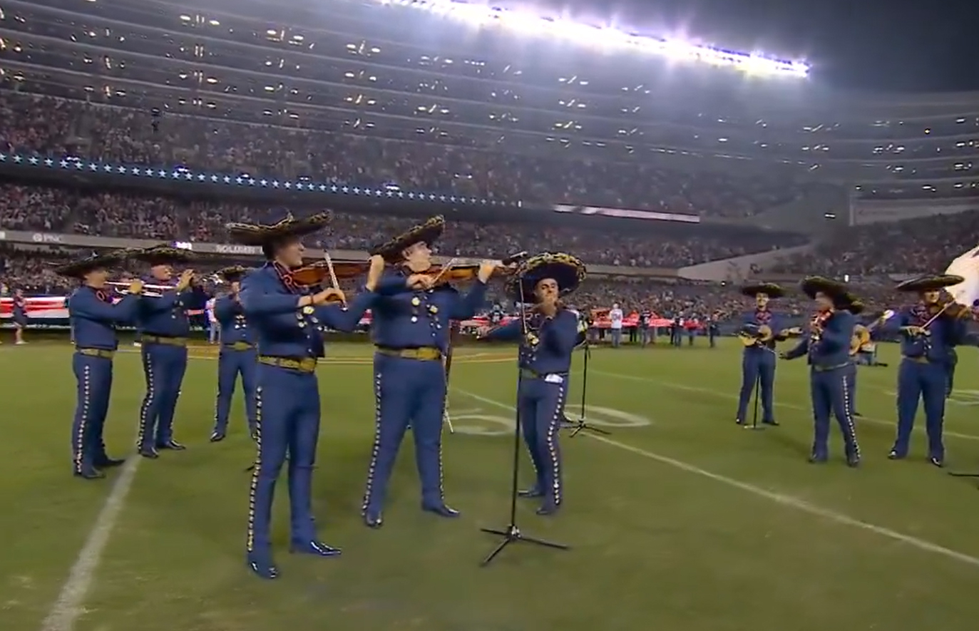 El Mariachi Herencia de México hace historia al tocar el himno de EEUU en el partido de los Chicago Bears