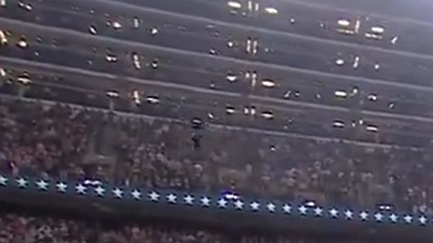 El Mariachi Herencia de México interpretó el himno de Estados Unidos antes del juego de los Chicago Bears y los Philadelphia Eagles, en Soldier Field, el lunes 28 de septiembre. (Captura de video/ESPN-Facebook)