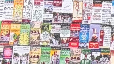 Rafael Cervantes mostró frente al Consulado de México un mural mosaico con imágenes de 144 acciones globales por los desaparecidos de Ayotzinapa. (Antonio Zavala / La Raza)