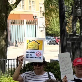 Líderes de Waukegan y personas que denuncian afectaciones por parte de la organización House Worker Center expusieron su caso públicamente. (Cortesía Julie Contreras)