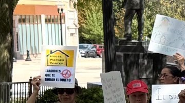 Líderes de Waukegan y personas que denuncian afectaciones por parte de la organización House Worker Center expusieron su caso públicamente. (Cortesía Julie Contreras)