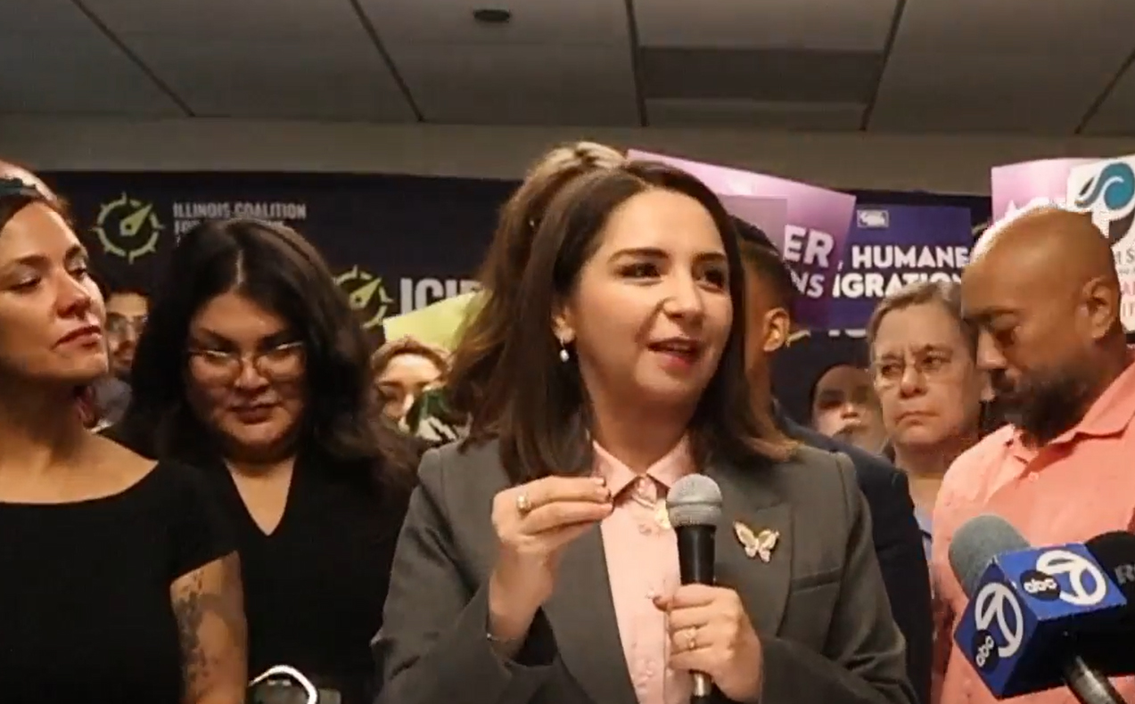 La congresista Delia Ramírez propone reforma migratoria con vías hacia la ciudadanía